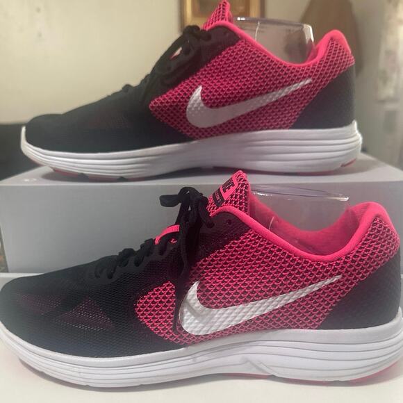 Nike Revolution 3 Running Shoe womens 10 Black/Hyper Pink Sneaker excellent cond - Picture 2 of 9